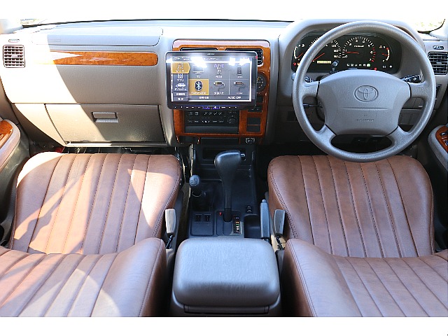 内装もご要望の多いベージュ内装をベースに作成いたしました！走行距離も