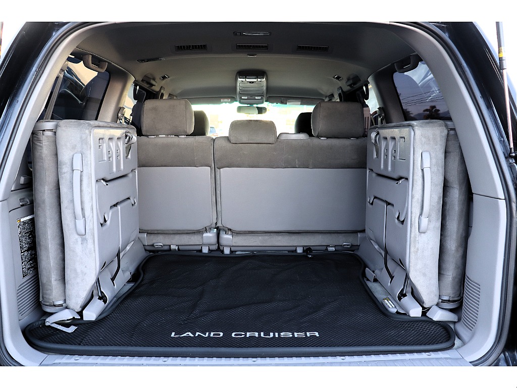 現状１ナンバー登録となりますので、１ナンバーのままであれば、３列目シートは外してのお渡し、３ナンバー8人乗り（※３ナンバー５人乗りも可）への変更も可能ですので、お気軽にご相談ください！