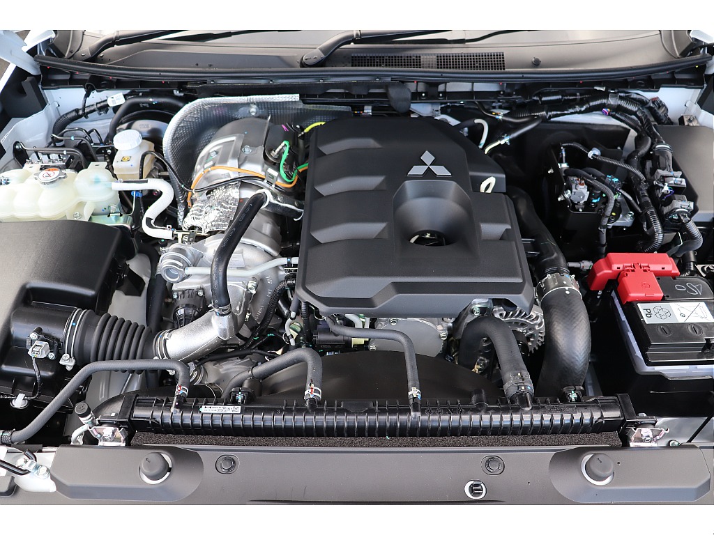 エンジンルーム！トルクフルな走りを体感できるディーゼルターボ車両になります！