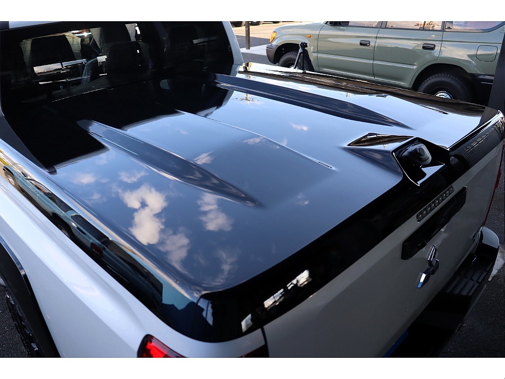 純正ハードトノカバーはキーレス連動タイプなので、鍵の開閉も楽々ですね♪