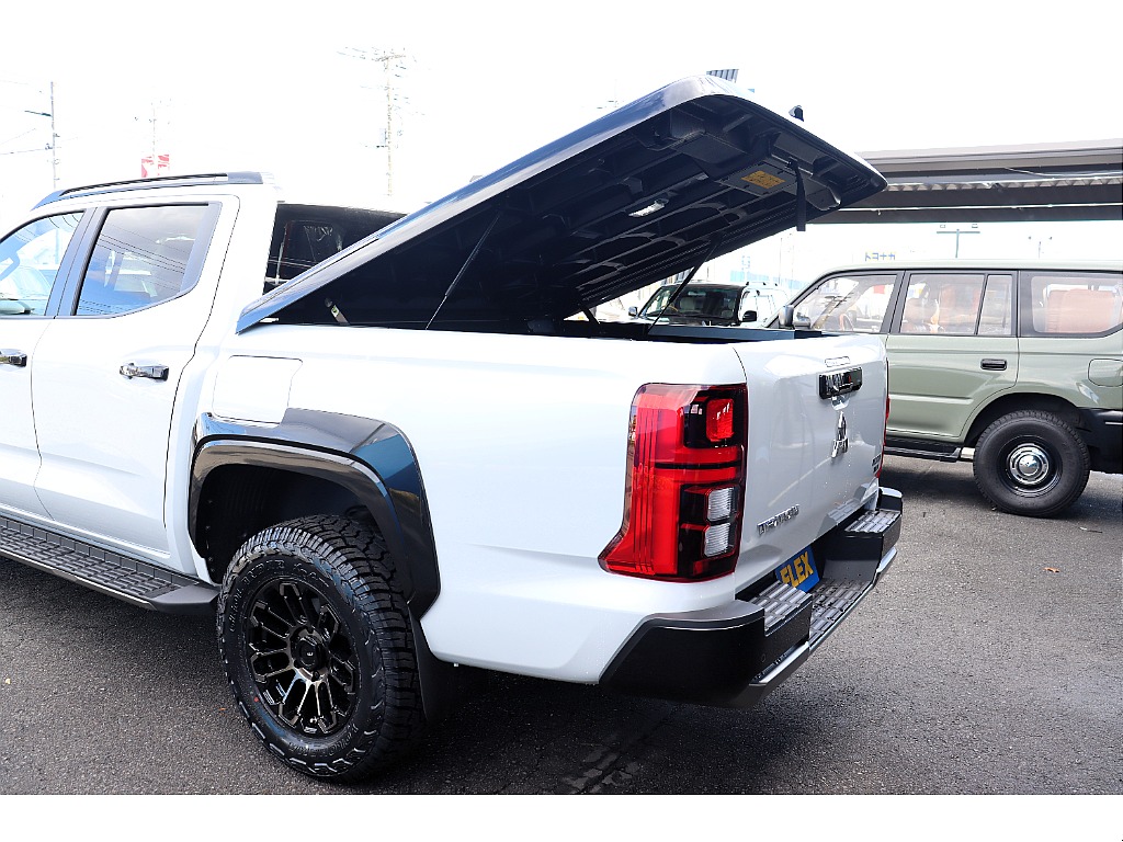 もちろんダンパーつきですので、開閉も楽々ですよ！