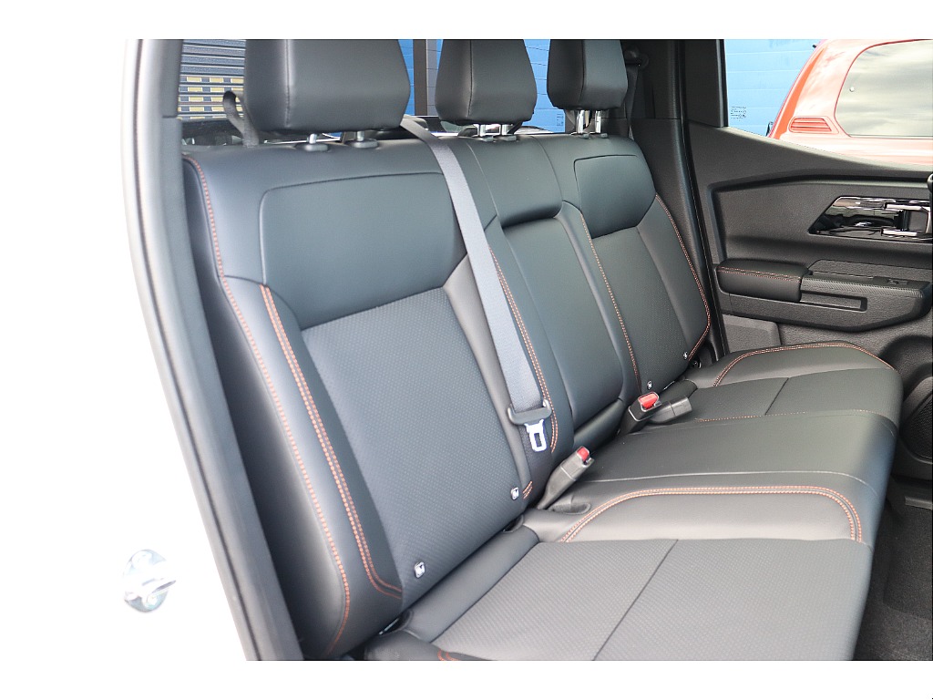 セカンドシート！オレンジステッチが良いアクセントになってますね！