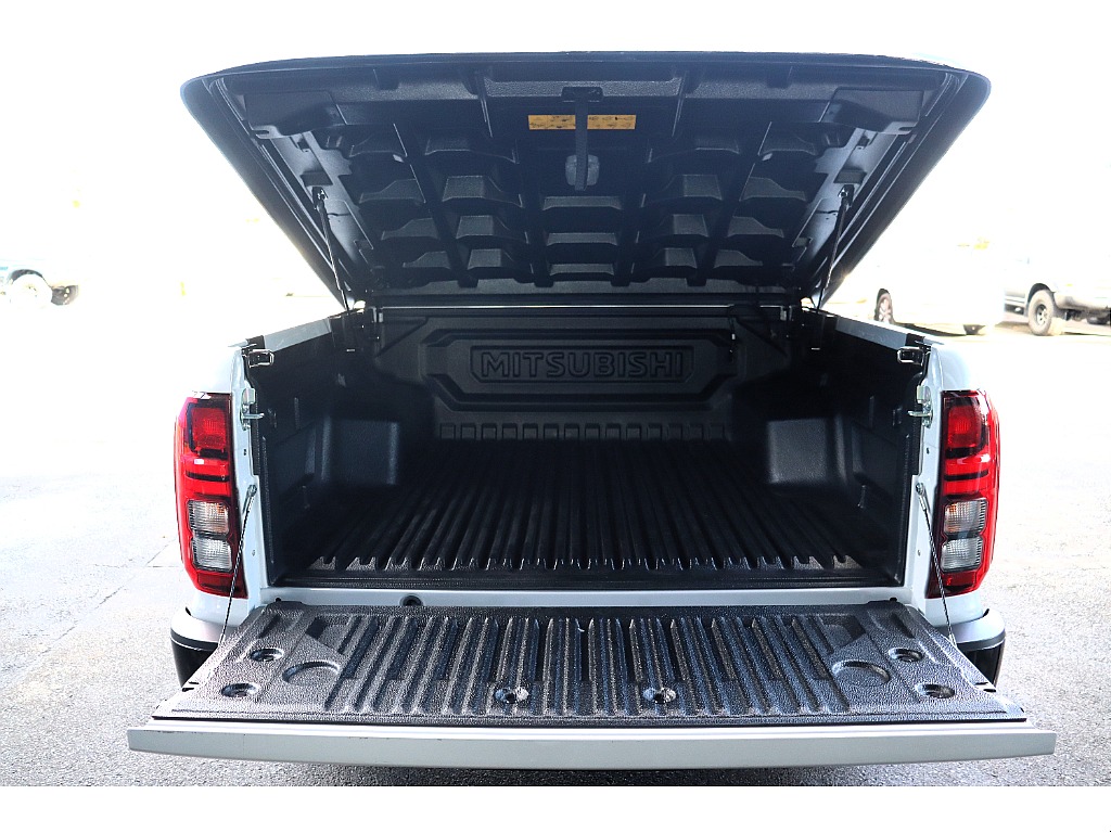 新品純正ハードトノカバーを装備！