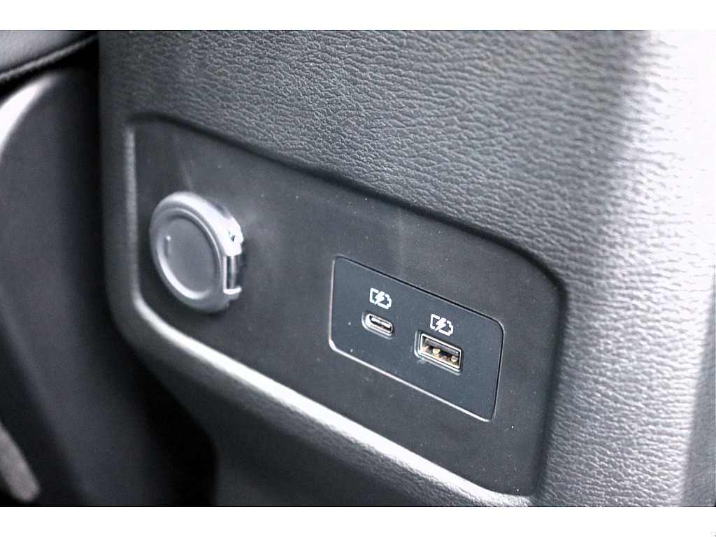 後部座席も充電可能☆