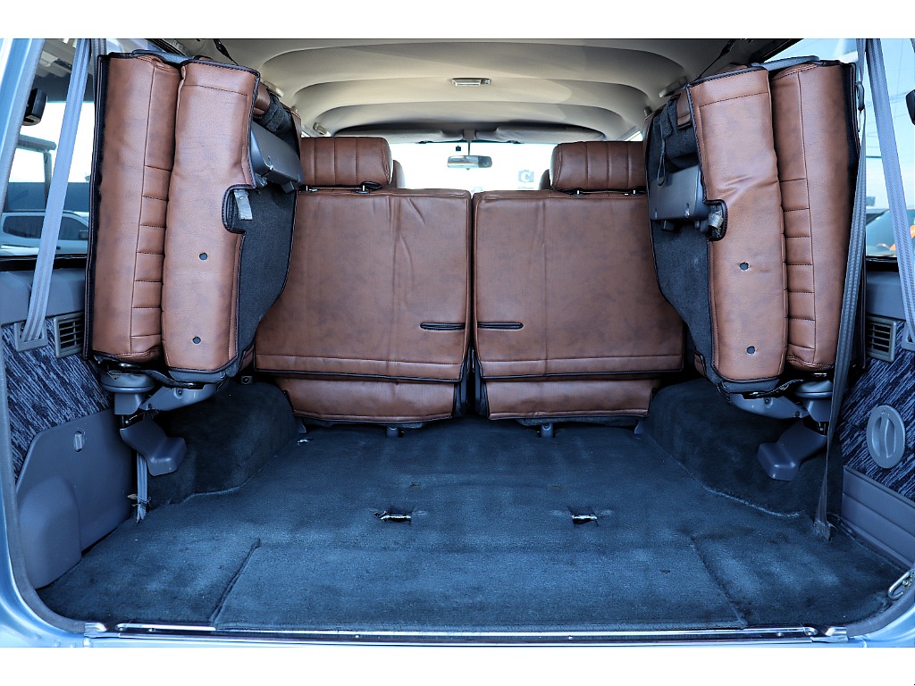 ３列目シートは跳ね上げタイプですので、ラゲッジスペースとしてもご利用いただけます！5人乗り登録も可能ですので、お気軽にご相談ください！