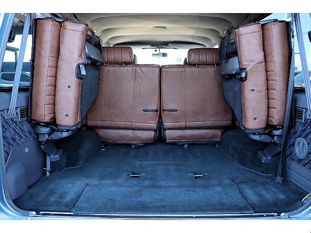 ３列目シートは跳ね上げタイプですので、ラゲッジスペースとしてもご利用いただけます！5人乗り登録も可能ですので、お気軽にご相談ください！