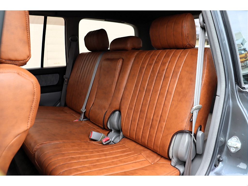 後部座席は3名お乗りいただけます☆