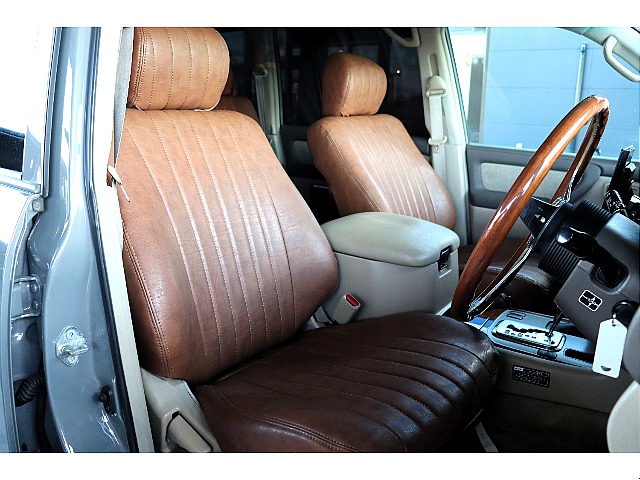 クラシックレザー調シートカバー付き！