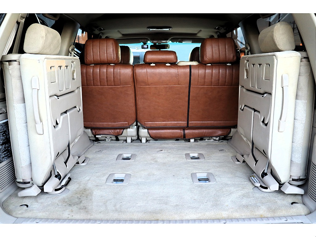 １ナンバー登録車となりますので、現状のままでのお渡しの場合は３列目シートを外しての５人乗りとなります。※３ナンバー８人乗りや５人乗り登録も可能ですので、お気軽にご相談ください！