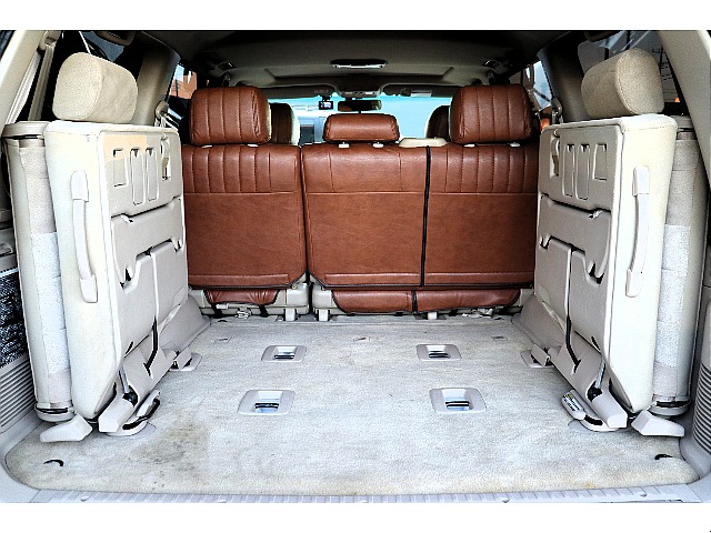 １ナンバー登録車となりますので、現状のままでのお渡しの場合は３列目シートを外しての５人乗りとなります。※３ナンバー８人乗りや５人乗り登録も可能ですので、お気軽にご相談ください！