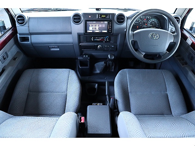 余計な装備は一切無しのスパルタンなインパネ周り！