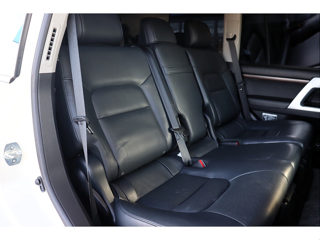 後部座席も広々とした空間広がっております☆