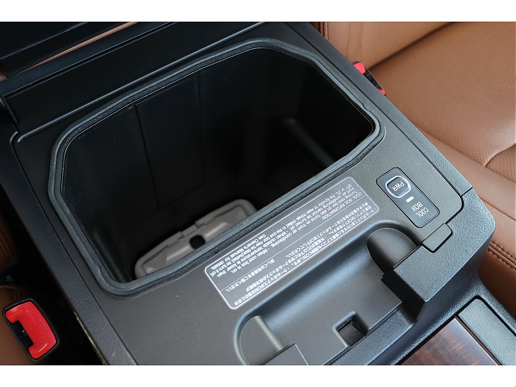 こちらも高価なOP装備のクールBOX！