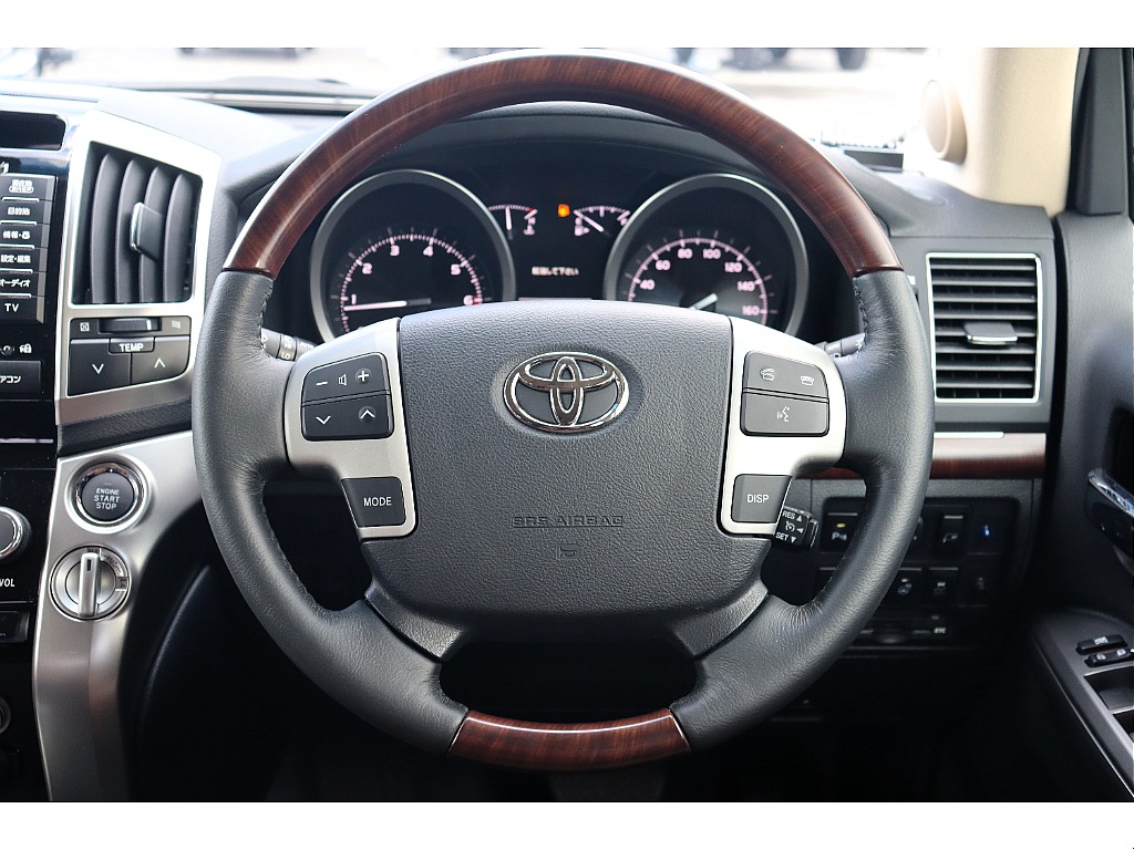 ステアリングヒーター機能付きで、これからのシーズンも快適にドライブを楽しんでいただけますね♪