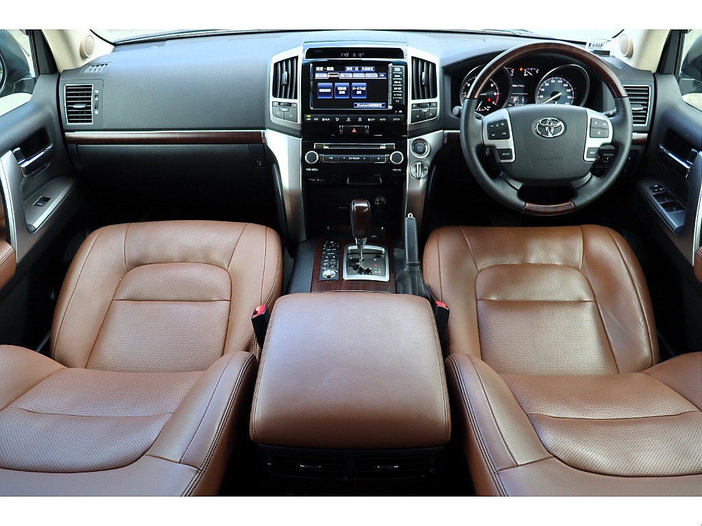 専用ブラウンカラーの本革シート！