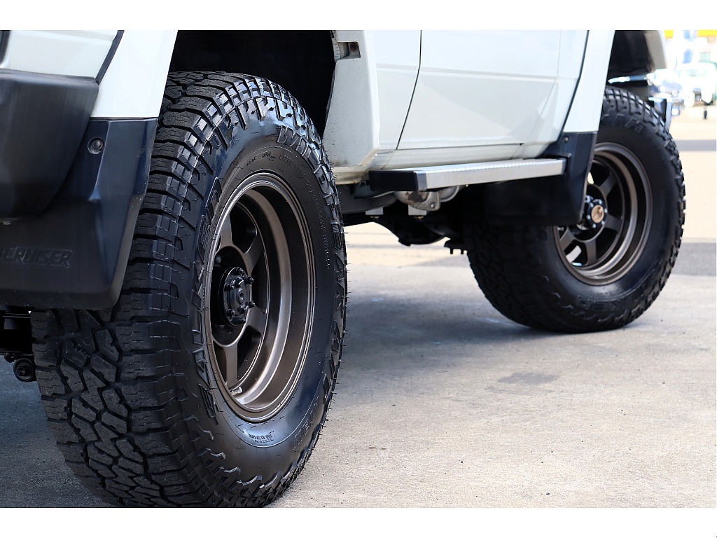 ホイールのブロンズカラーがボディとマッチしてますね♪