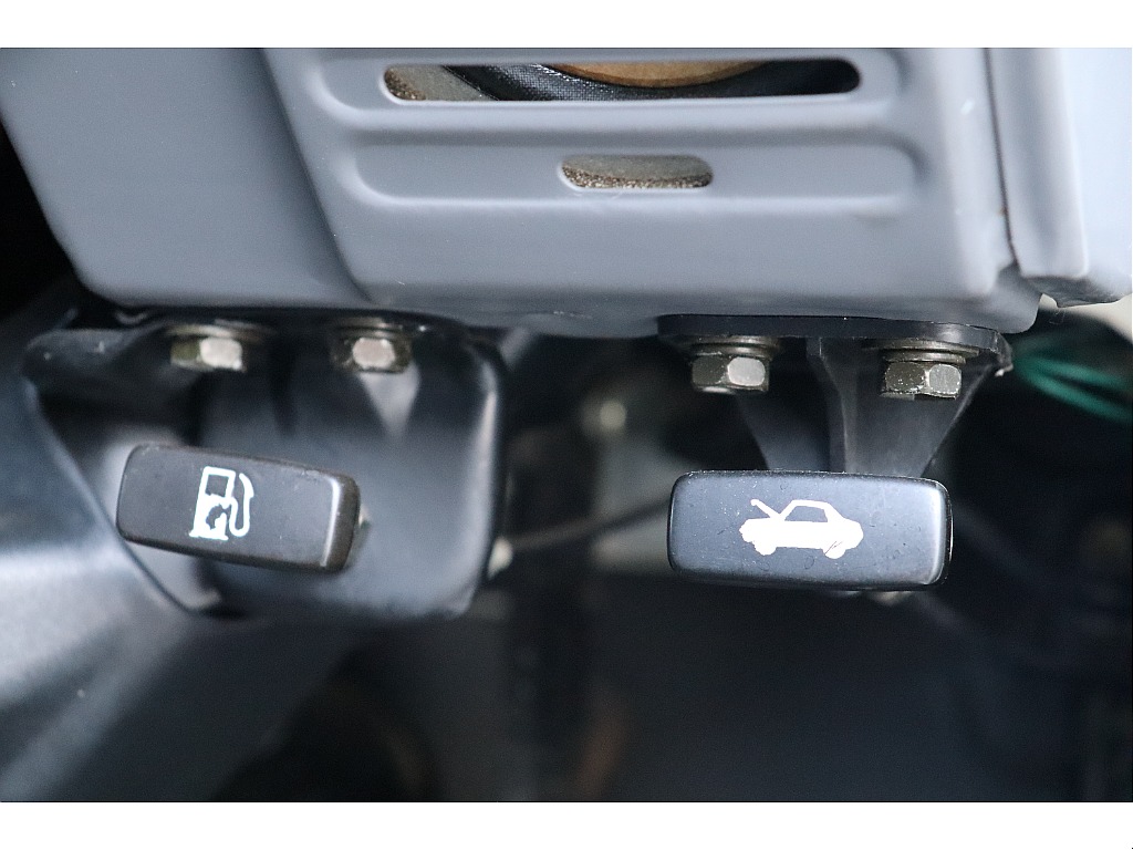 給油レバーにボンネットレバー！