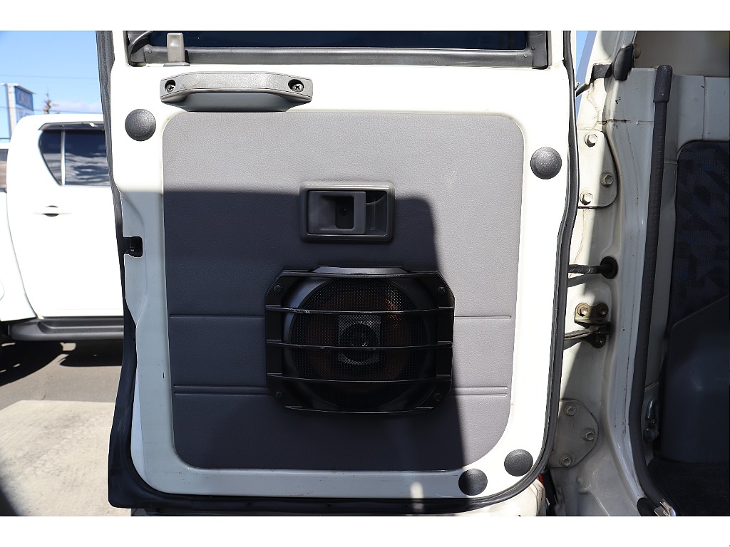 ZXにはバックドアにスピーカー完備！