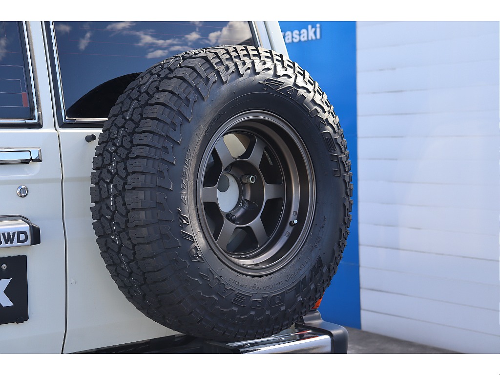 背面も足元と同様のアルミ、ホイールを背負いこんでおりますよ！