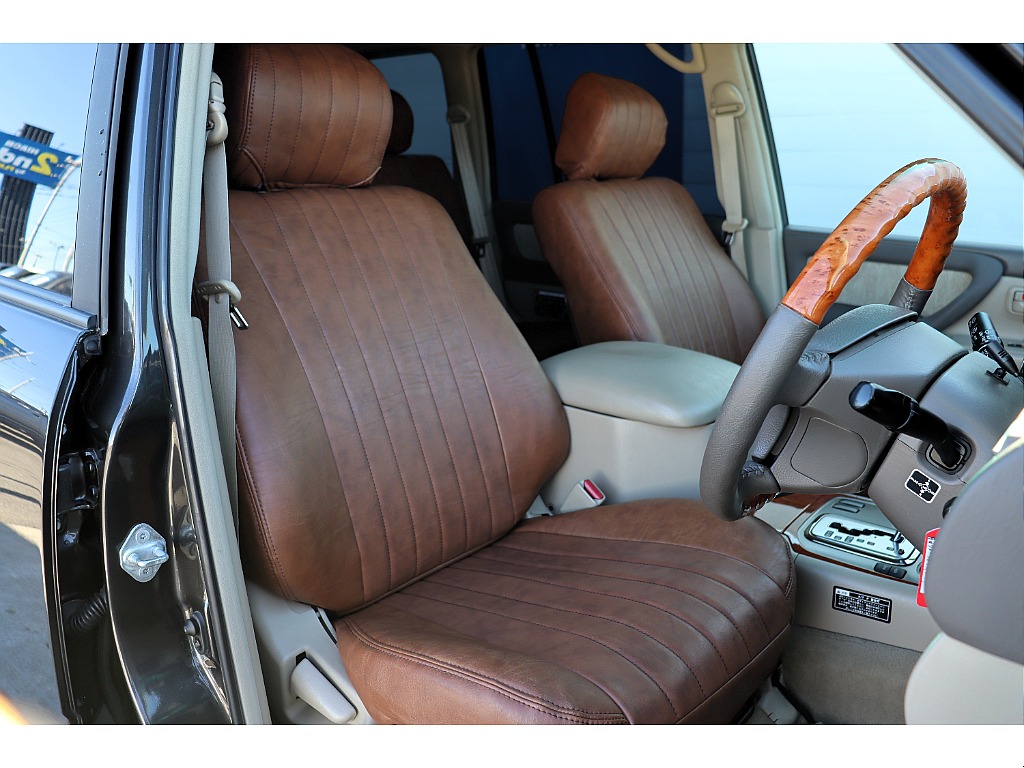 クラシックレザー調シートカバー装備済み！