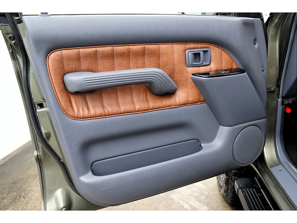 内張りも拘りの張替施工済み♪