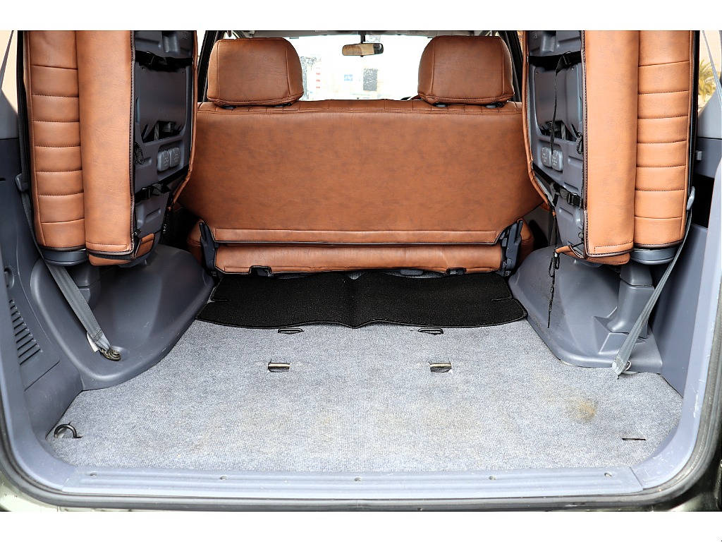 サードシートは跳ね上げタイプなので、ラゲッジスペースとしても広々ご利用いただけます！