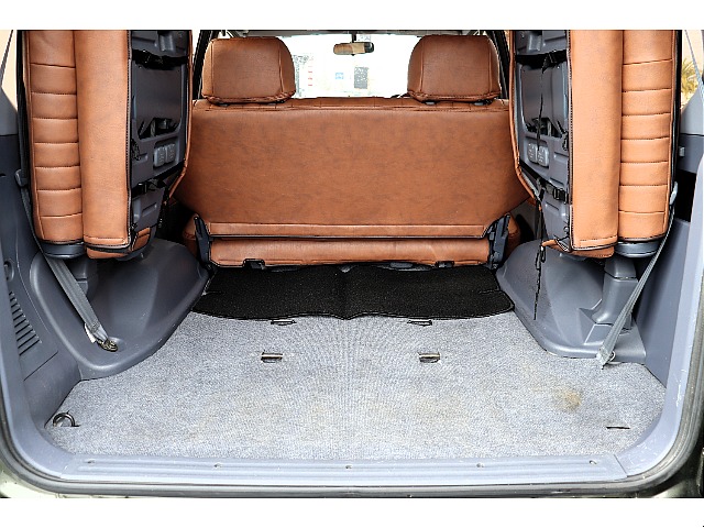 サードシートは跳ね上げタイプなので、ラゲッジスペースとしても広々ご利用いただけます！