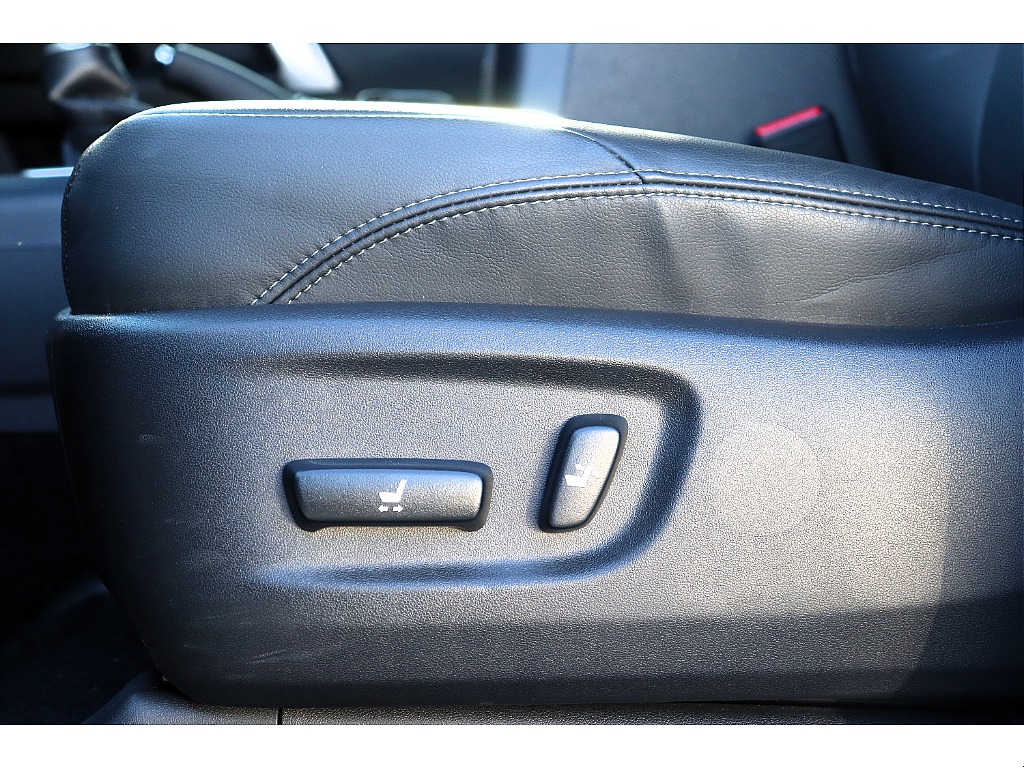 前席はパワーシート機能付き！