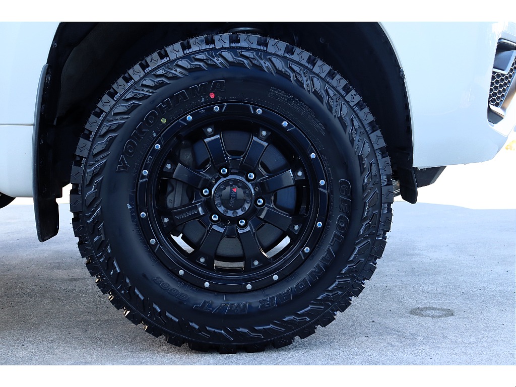 足元はMKW17インチAWに新品ジオランダーMTタイヤの組み合わせ！