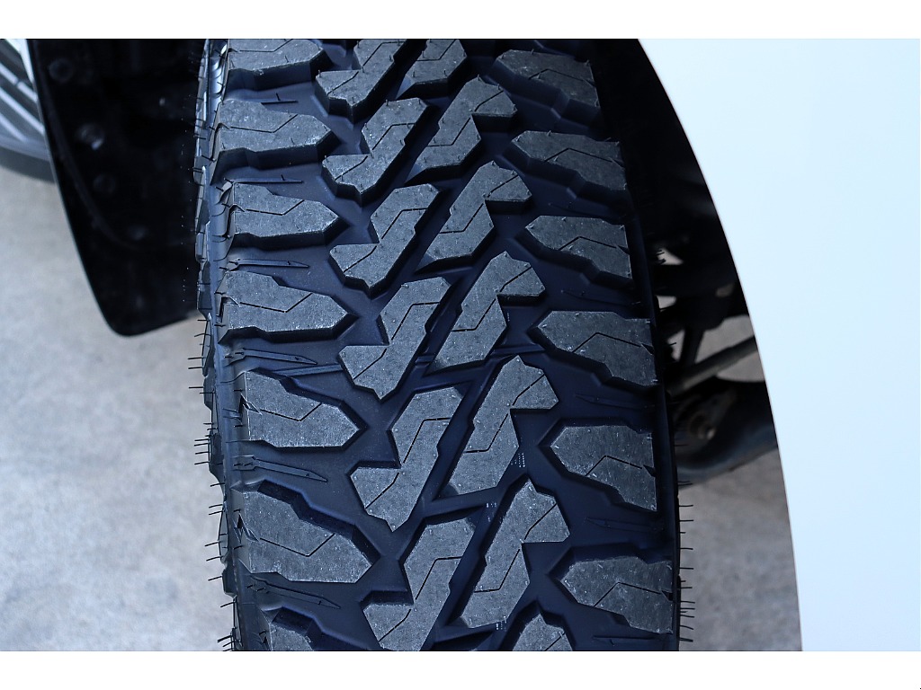 MTタイヤですのでブロックパターンも大きく見た目の印象もノーマルとは一味も二味も雰囲気が変わりますね！