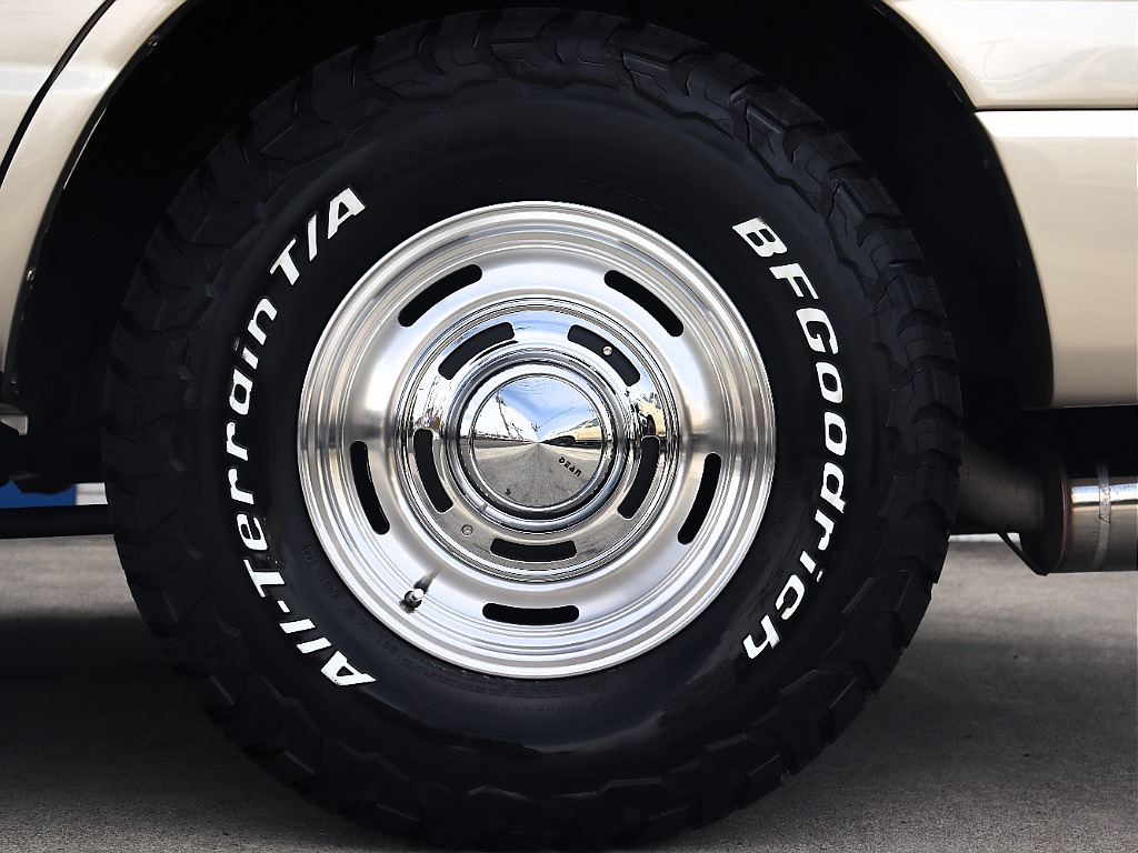 足元には新品ＤＥＡＮクロスカントリー16インチＡＷにＢＦ２３５ＡＴタイヤの組み合わせ！