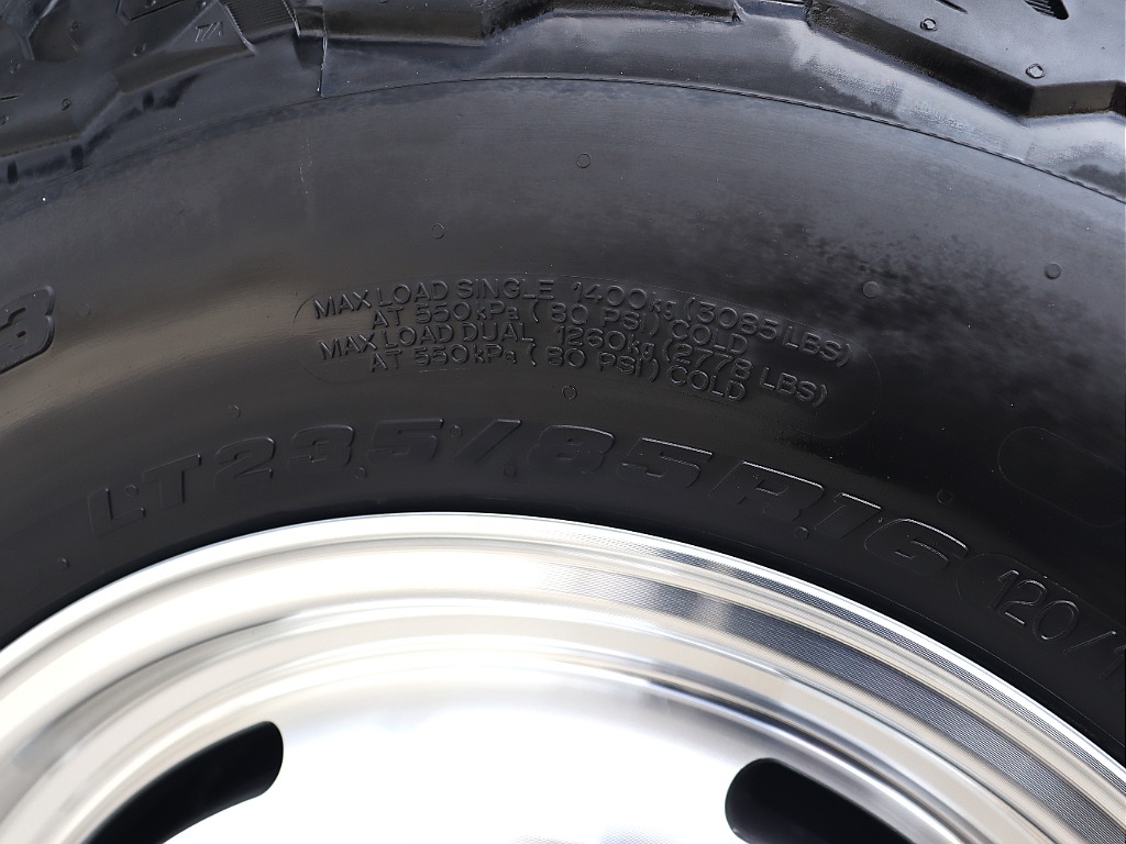 ２３５・８５・１６サイズになります！