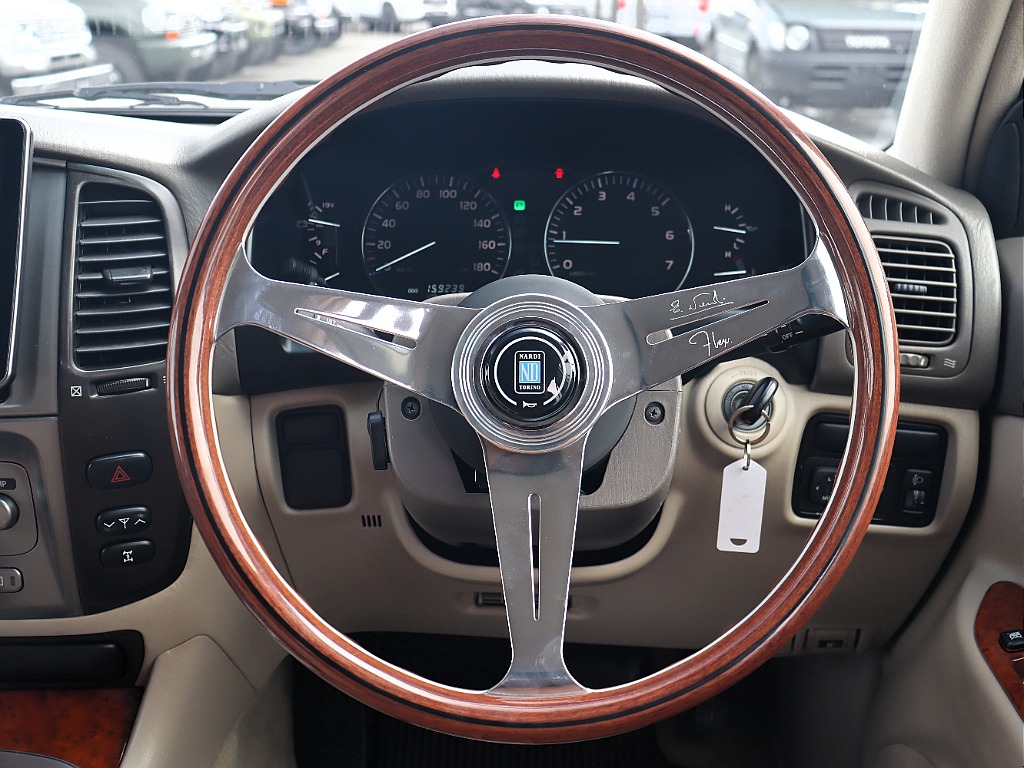 ナルディーステアリングを新品装備！