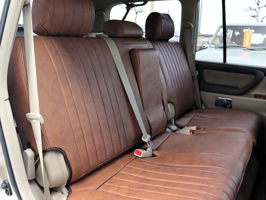 セカンドシートは前席側に折りたたみも可能となっております！