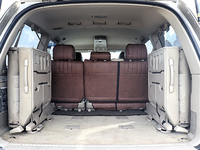 ３列目シートは跳ね上げタイプですので、ラゲッジスペースとしても広々ご利用いただけます！