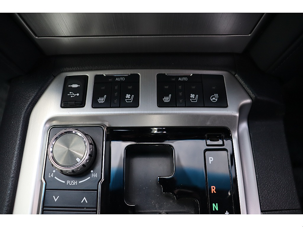 ベンチレーションシートにステアリングヒーター機能付きとオールシーズン快適にお乗りになっていただけます！