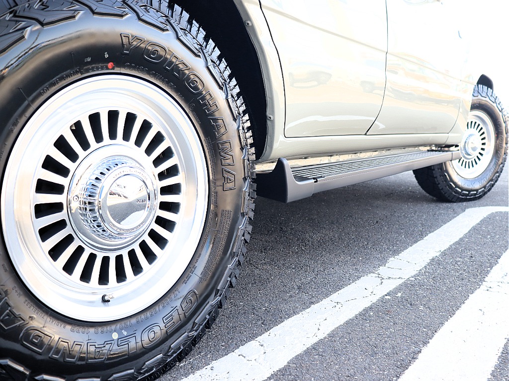 足元には新品DEANカリフォルニア16インチAWにジオランダー235X-ATをセット！