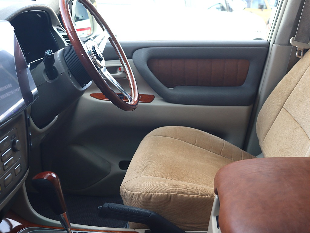 ドア内張にセンターコンソールBOXも張替施工を行いました！シートカバーとの相性も◎ですね♪