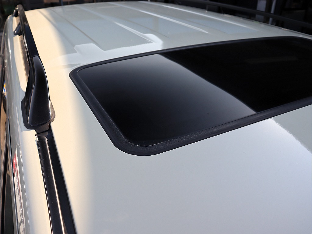 オプション装備のサンルーフにルーフレール完備！