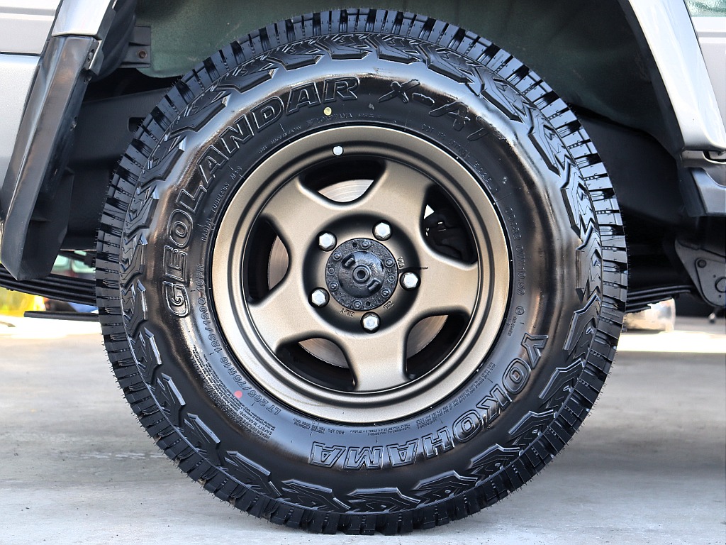 足元には王道の新品ブラV16インチAWにジオランダーX-ATタイヤの組み合わせ♪