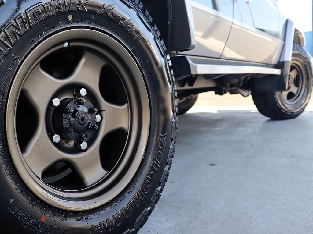 ボディーカラーにブロンズ色のホイールが似合いますね！