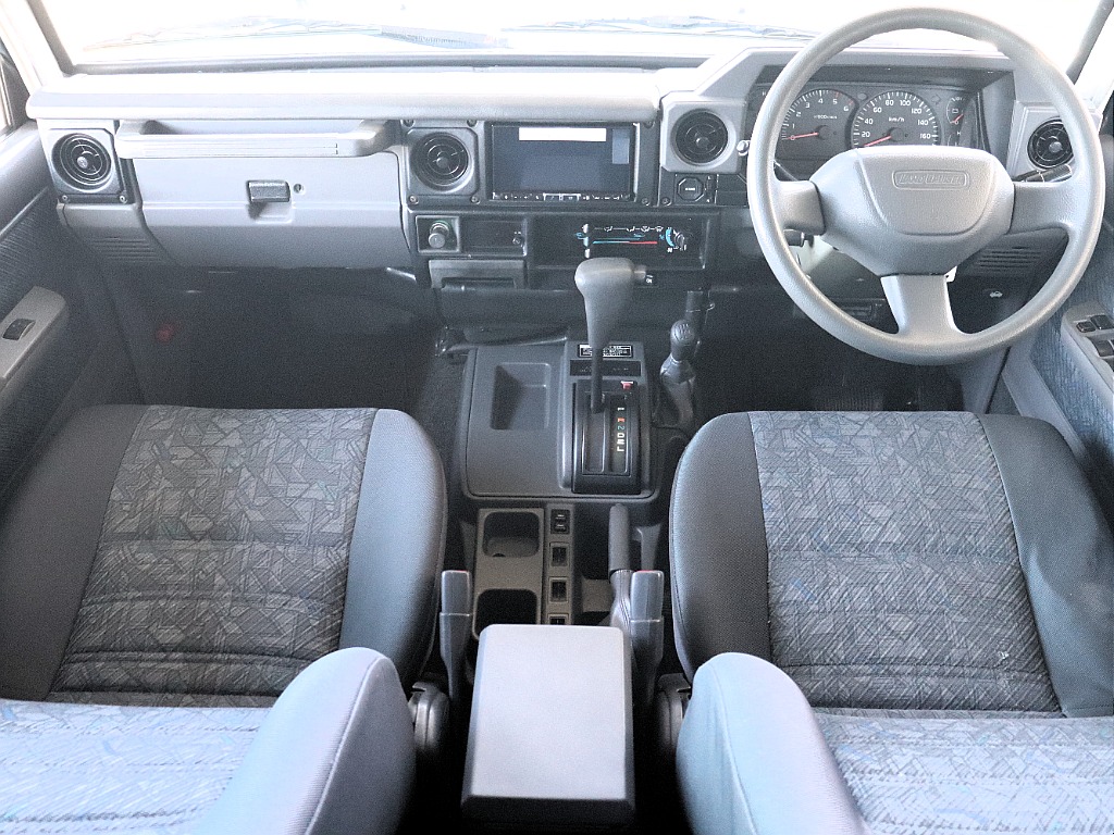 シックなインパネ廻り♪中央には新品ディスプレイオーディオを装備！