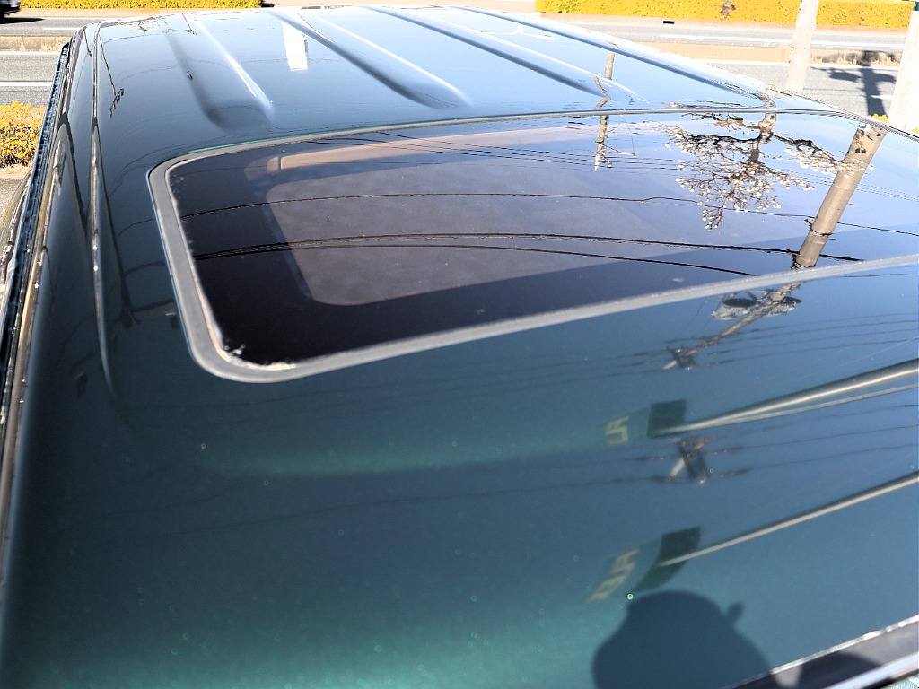 ドライブを開放的に演出してくれるサンルーフ付き！