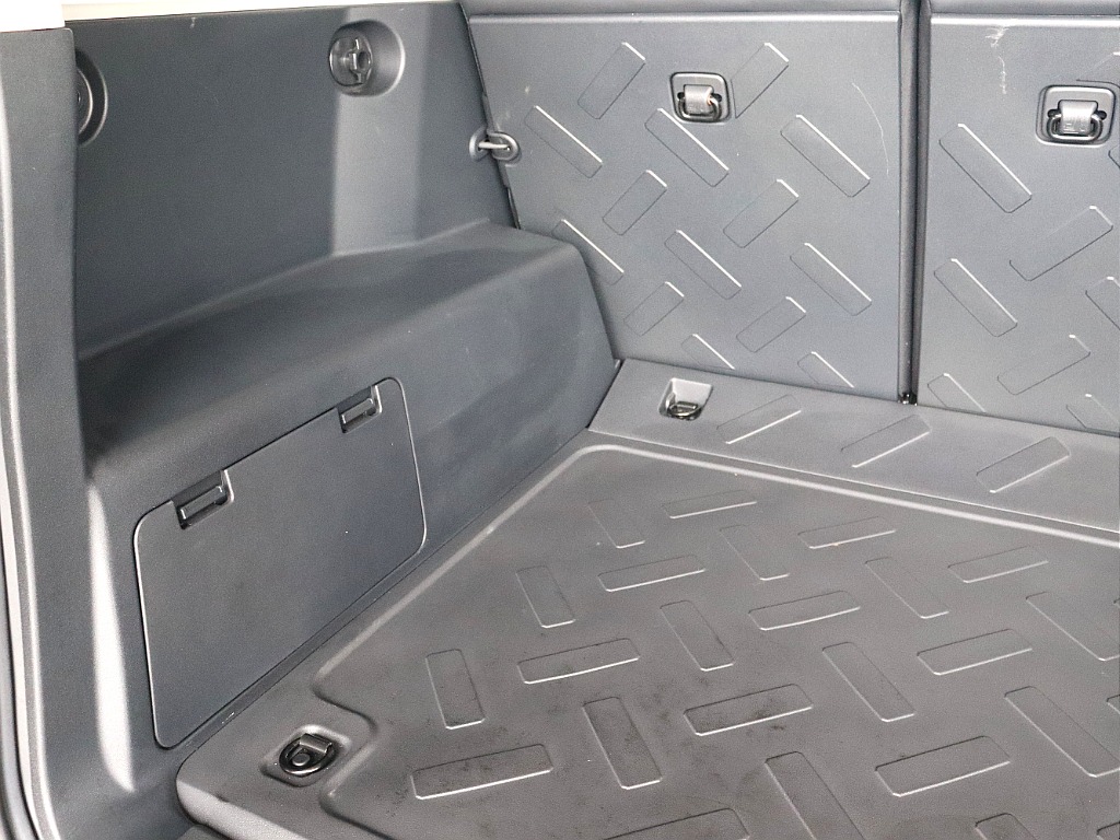 樹脂製のラゲッジになりますので、アウトドア用品等、汚れも気にせず積み込みできますね♪