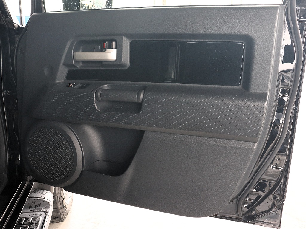 ブラックカラーPKGですので、ドアトリムはボディ同色になります！