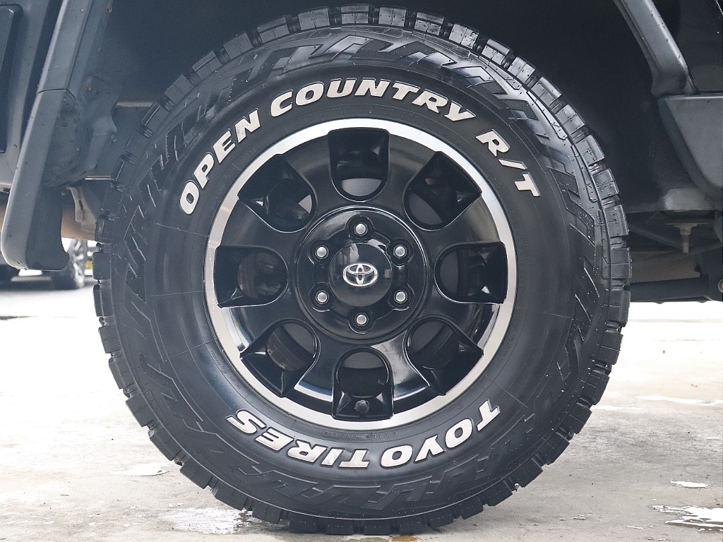 足元は１７インチAWにオープンカントリーR/Tタイヤをセット！
