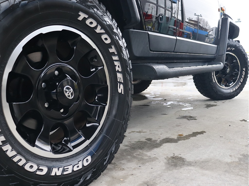 ブラックボディにブラックホイールが合いますね♪