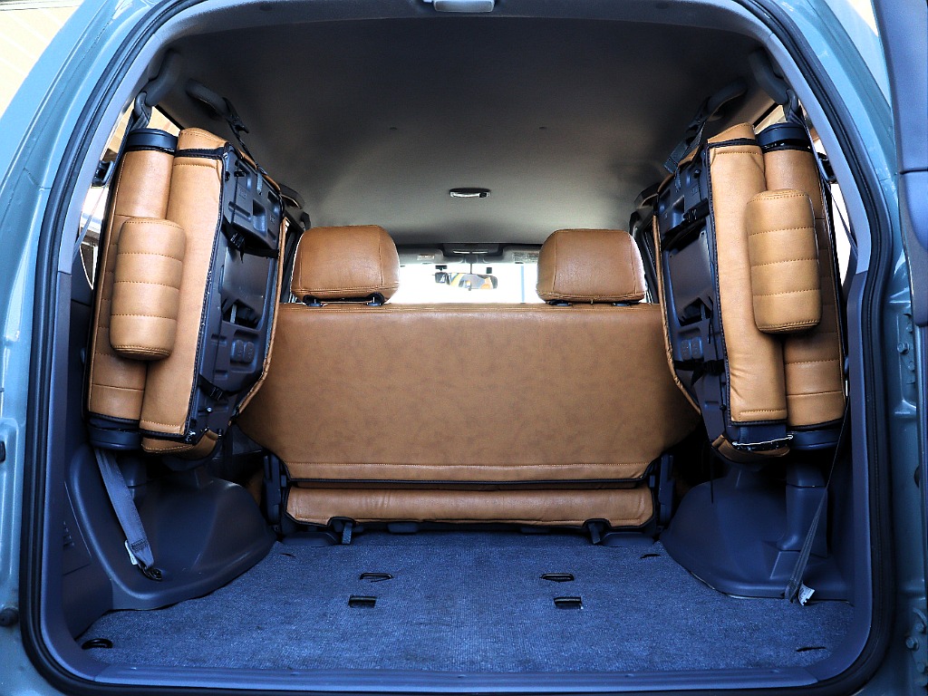 3列目シートは跳ね上げ式なので、ラゲッジスペースとしても広々ご利用いただけます！