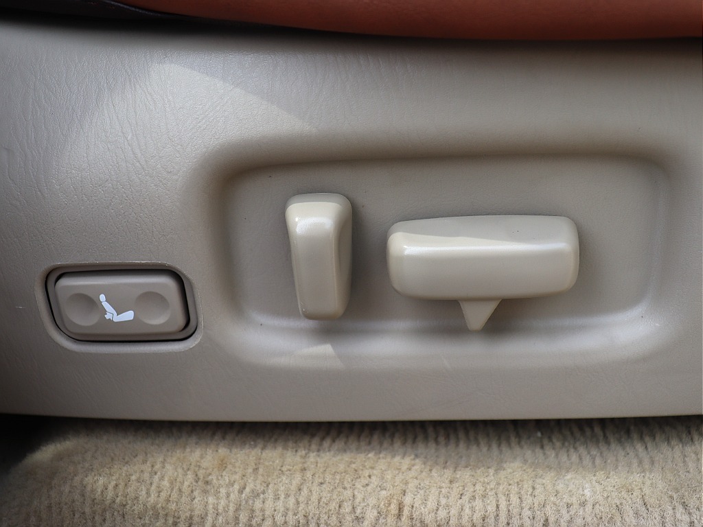 前席側はパワーシートになります！