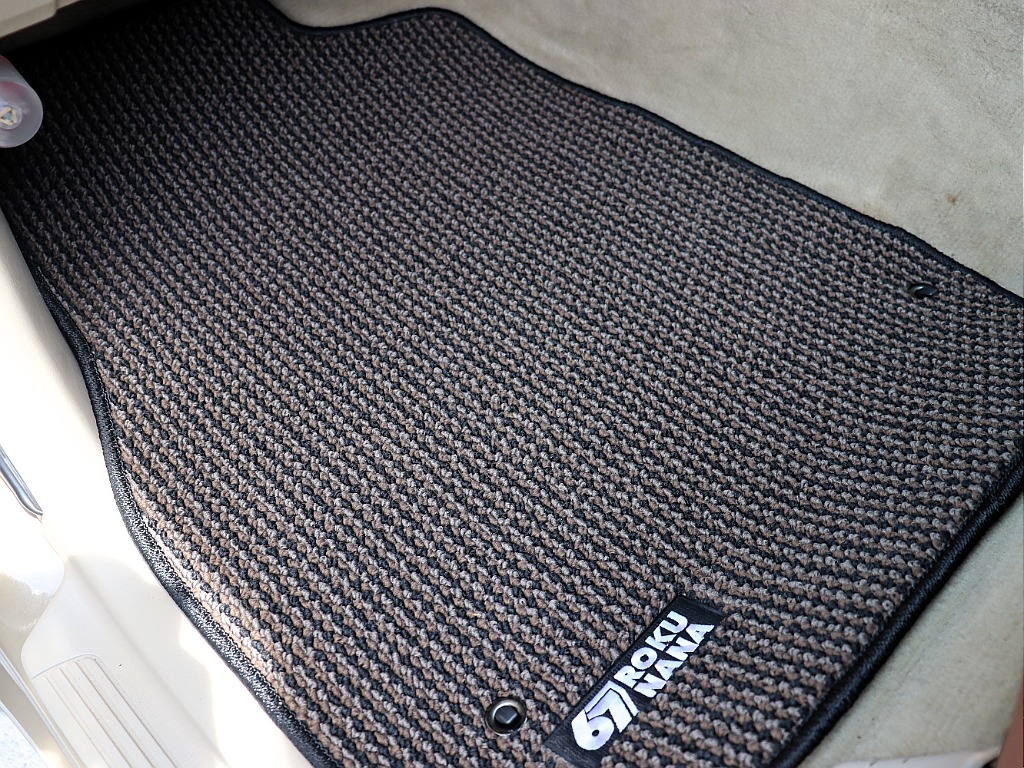 もちろんフロアマットも新品交換！見えにくい部分も抜かりありませんよ！